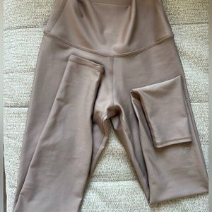 Alo yoga, 7/8 High-Waist Airlift Legging, Color: Taupe